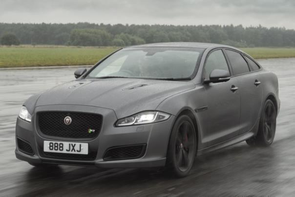 Der XJR575 zementiert den Status des XJR als schnellste Jaguar Serienlimousine. 